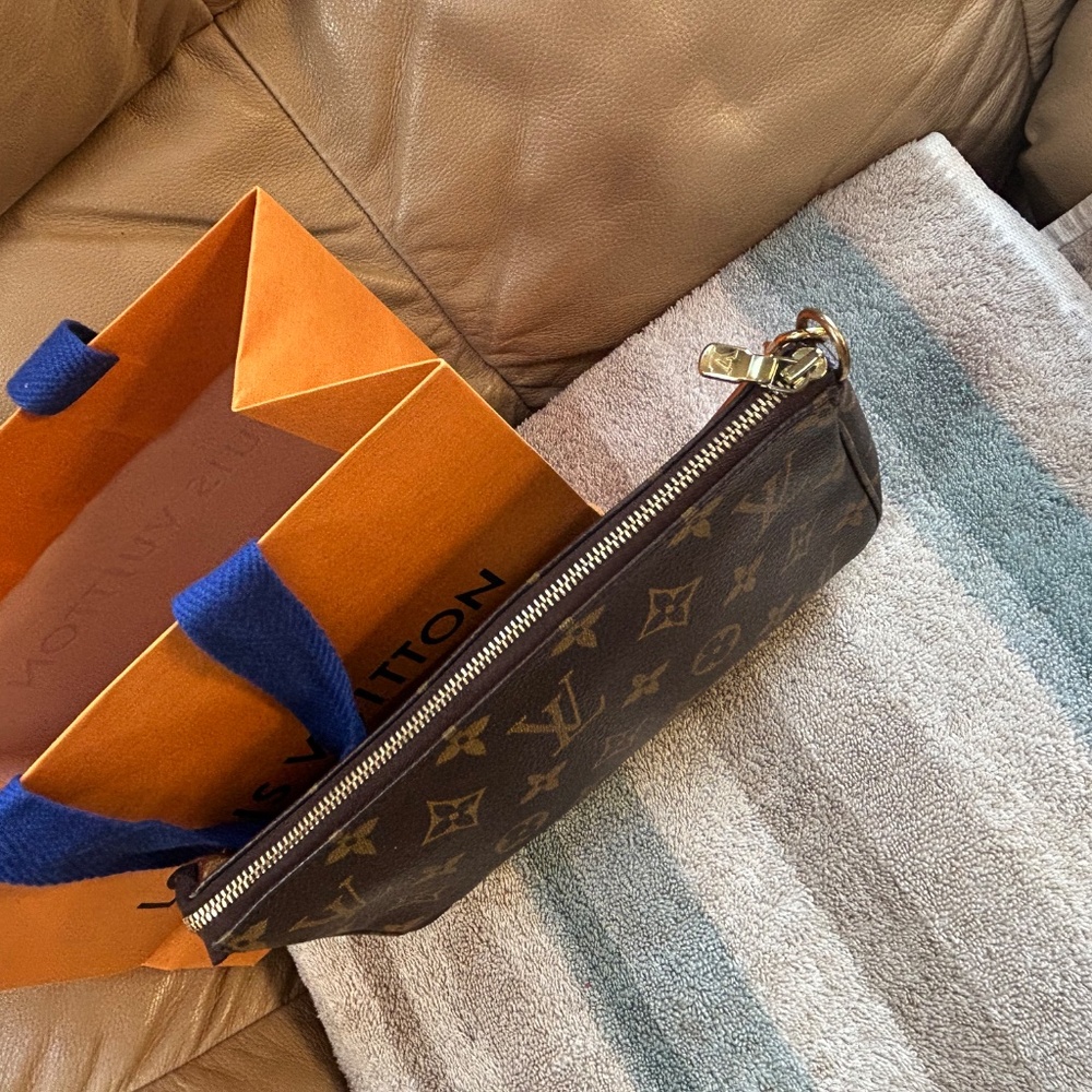 Beautiful 💯% authentic Louis Vuitton POCHETTE accessories monogram - Picture 10 of 12